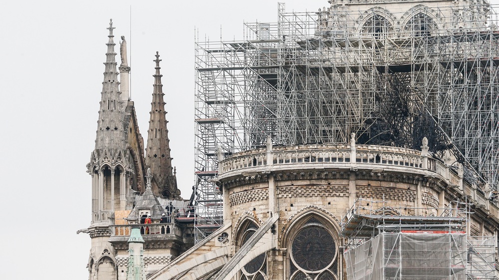 Feuerwehrleute untersuchen die gelöschte Kathedrale Notre-Dame am 16. April 2019 in Paris.