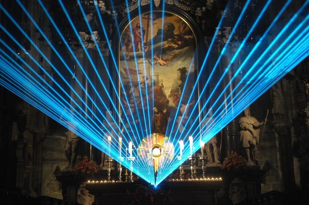 Monstranz mit Laser / Am zweiten Donnerstag nach Pfingsten begeht die katholische Kirche das Fronleichnamsfest, auch 'Hochfest des Leibes und Blutes Christi' genannt. Fronleichnam