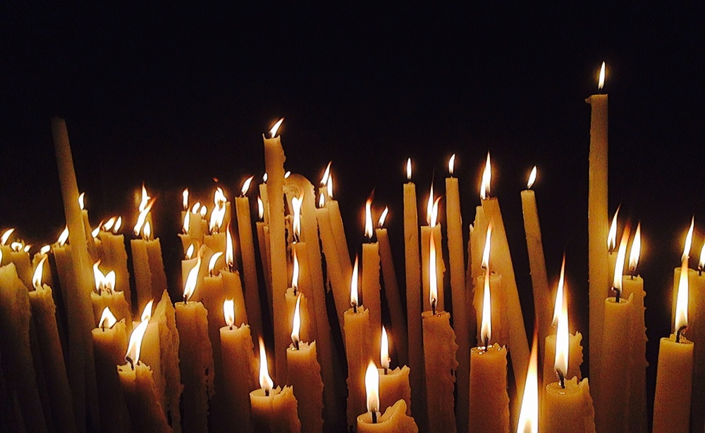Kerzen in Lourdes / Paul Wuthe / Kathpress Österreichweit ab Donnerstag in Domkirchen Papst-Trauergottesdienste