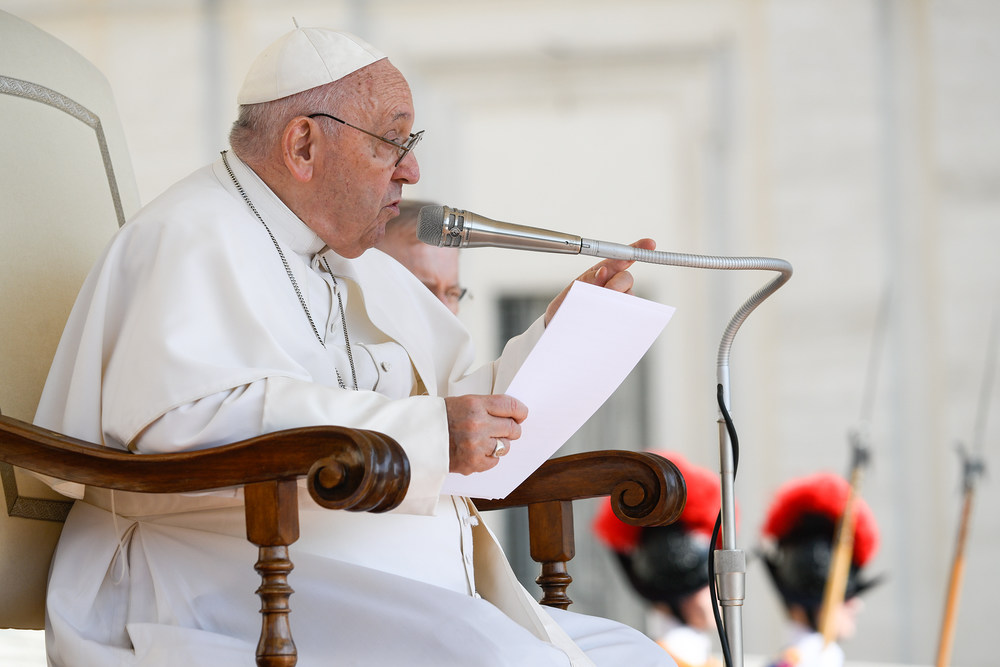 Papst Franziskus spricht bei der Generalaudienz am 24. Mai 2023 auf dem Petersplatz im Vatikan.