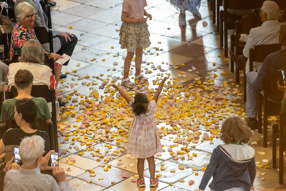 Pfingsten 2022 Stephansdom mit Kardinal Schönborn / Erzdiözese Wien / Stephan Schönlaub Das Pfingstfest wird am 50. Tag nach Ostern gefeiert. Wegen dieser Ausgießung des Heiligen Geistes am Pfingsttag, von der dieser Text aus der Apostelgeschichte berichtet, wird dieses Ereignis als Geburtstag der Kirche und als Beginn der weltweiten Mi