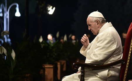 Papst Franziskus während des Kreuzweges / Copyright 2017, KNA. Alle Rechte vorbehalten, Cristian Gennari Papst Franziskus während des Kreuzweges am Karfreitag, 14. April 2017, vor dem Kolosseum in Rom.