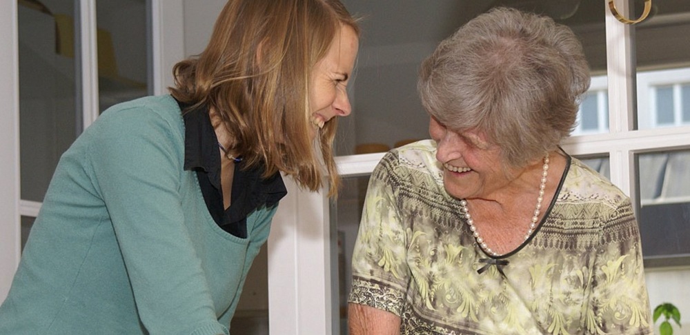 Ehrenamtliche Frau im Besuchsdienst bei Seniorin