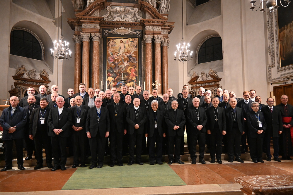 erste Reihe Mitte von v.l.: Erzbischof Franz Lackner, Kardinal Matteo Zuppi, Kardinal Jean-Claude Hollerich, Erzbischof Gintaras Grusas, Kardinal Ladislav Nemet / Kathpress/Paul Wuthe Vollversammlung des Rats der Europäischen Bischofskonferenzen (CCEE) in Salzburg