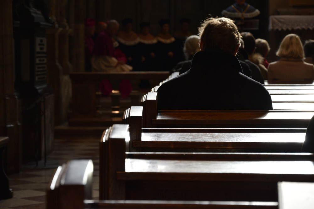 Gläubiger in Kirchenbank / Kathpress / Henning Klingen