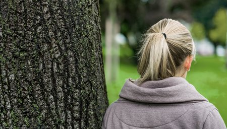 Portrait einer nachdenklichen jungen Frau von hinten