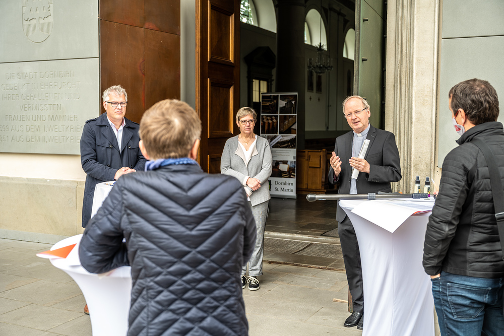 Pressegespräch Wiederaufnahme Gottesdienste Dornbirn St. Martin / Katholische Kirche Vorarlberg / Dietmar Steinmair Katholische Kirche VorarlbergCorona / Pressegespräch Wiederaufnahme GottesdiensteBischof Dr. Benno ElbsPastoralamtsleiter Martin FenkartPastoral- und Gemeindeleiterin Dr. Nora BöschDornbirn St. Martin13. Mai 2020