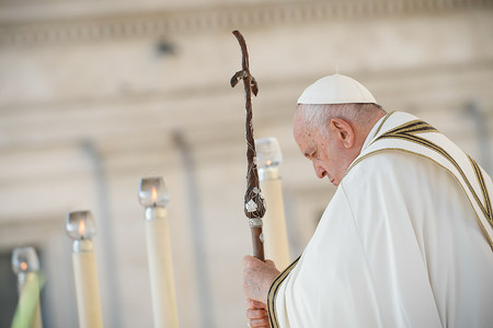 Papst Franziskus bei der Eröffnungsmesse zur Weltsynode auf dem Petersplatz im Vatikan am 4. Oktober 2023.