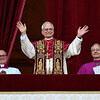 Papst Leo XIV. / Copyright 2025, KNA GmbH, www.kna.de, All Rights Reserved, Vatican Media Papst Leo XIV., der frühere Kardinal Robert F. Prevost, winkt nach seiner Wahl zum Papst am 8. Mai 2025 der Menge auf dem Petersplatz im Vatikan.