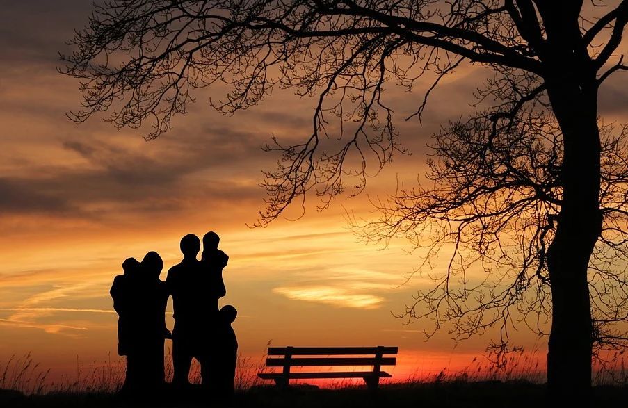 Familie in der Abenddämmerung / pixabay.com Familie in der Abenddämmerung