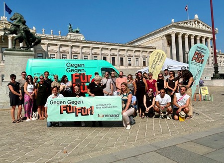 Caritas 'Füreinand´'-Tourbus vor dem Parlament in Wien