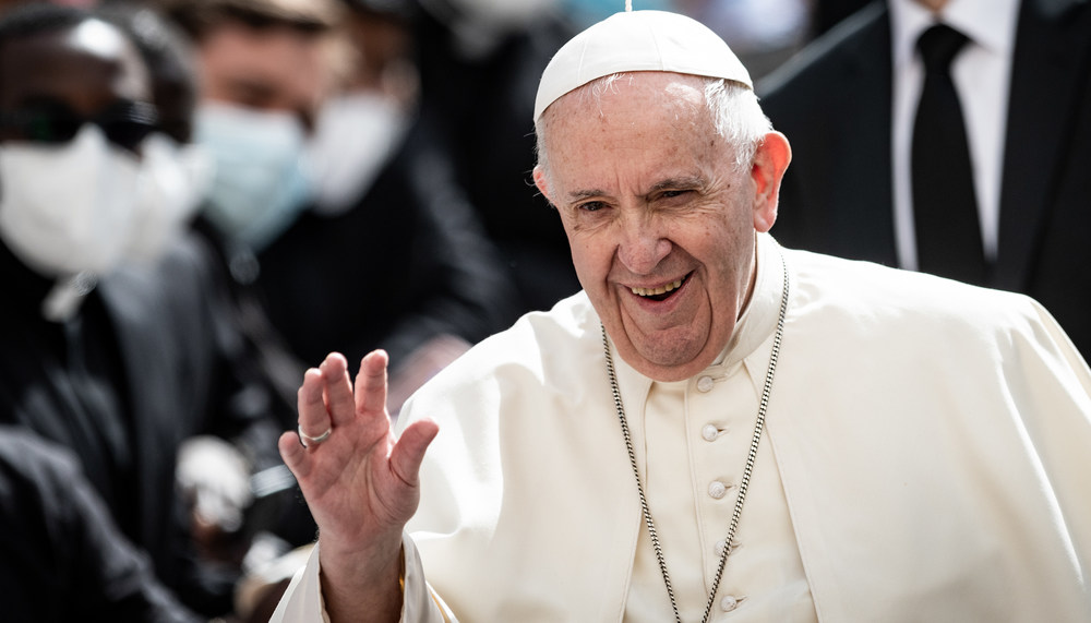 Papst Franziskus winkt freudig während der Generalaudienz am 12. Mai 2020 im Damasushof des Apostolischen Palastes im Vatikan.