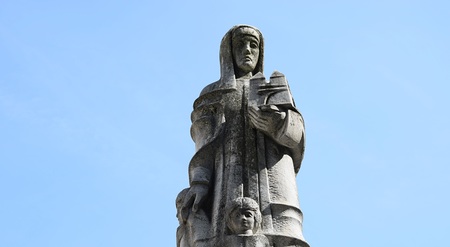 Statue der heiligen Hemma vor dem Klagenfurter Dom