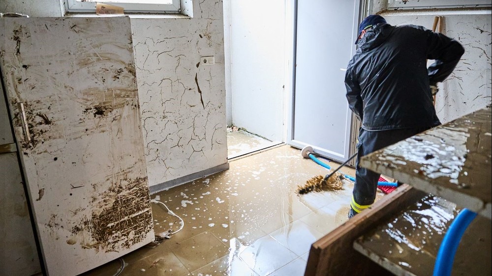 Aufräumarbeiten nach Hochwasser / Caritas Österreich