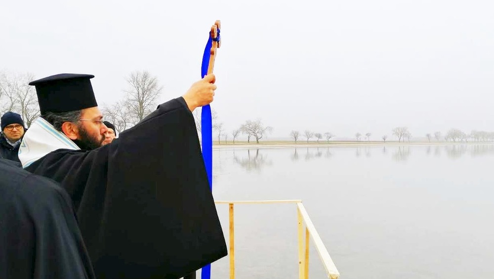 Metropolit Arsenios bei der 'Großen Wasserweihe' am Zicksee / freunde-des-klosters.net