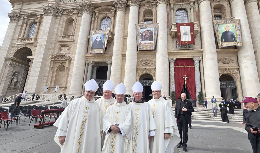 Österreichische Bischöfe und Altabt Schreier bei Kolland-Heiligspechung in Rom / Bischof Krautwaschl Österreichische Bischöfe und Altabt Schreier bei Kolland-Heiligspechung in Rom