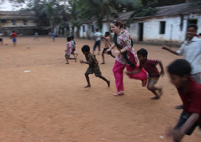 Österreichische Volontärin mit indischen Kindern / volontariat.at Österreichische Volontärin mit indischen Kindern