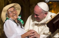 Papst Franziskus begrüßt eine ältere Frau mit Hut bei einem Treffen in der Sankt Franziskus-Kirche in Quito am 7. Juli 2015.