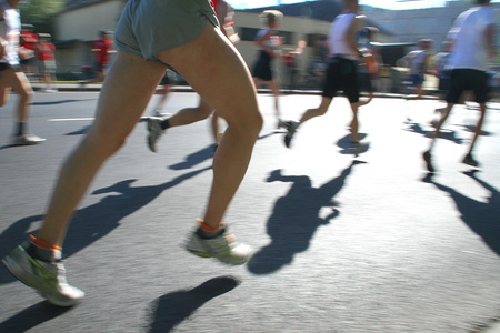 Marathonlaeufer beim Linz-Marathon [ (c) www.BilderBox.com, Erwin Wodicka, Siedlerzeile 3, A-4062 Thening, Tel. + 43 676 5103678.Verwendung nur gegen HONORAR, BELEG, URHEBERVERMERK nach AGBs auf bilderbox.com], aktiv, aktive, aktiven, aktiver, aktive