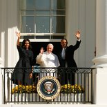 Begrüßungszeremonie für Papst Franziskus im South Lawn des Weißen Hauses am 23. September 2015 in Washington. Bild (v.l.): First Lady Michelle Obama, Papst Franziskus und US-Präsident Barack Obama winken vom Südbalkon des Weißen Hauses.