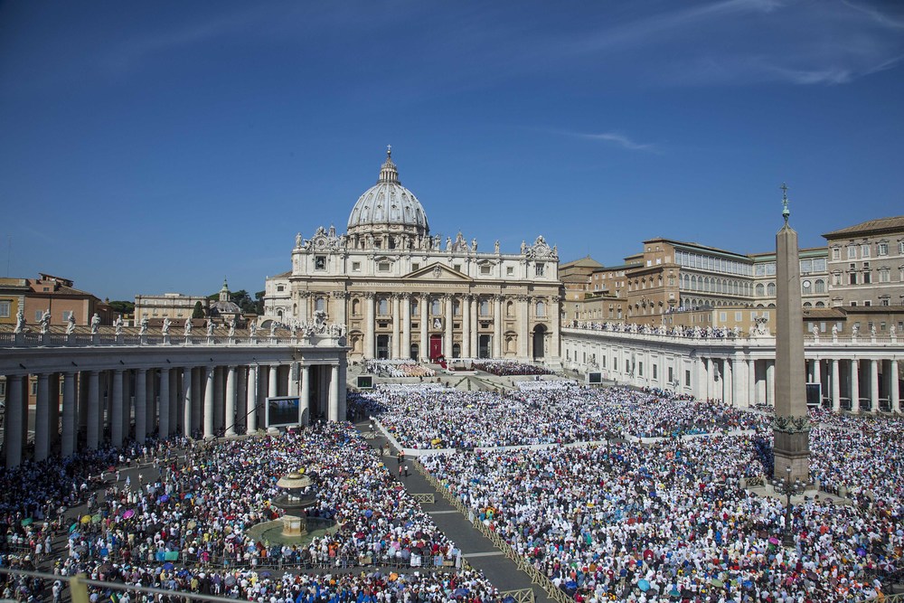 Petersplatz voller Menschen / Copyright 2016, KNA. Alle Rechte vorbehalten, Cristian Gennari Papst-Begräbnis am Samstag mit Van der Bellen, Stocker und Lackner