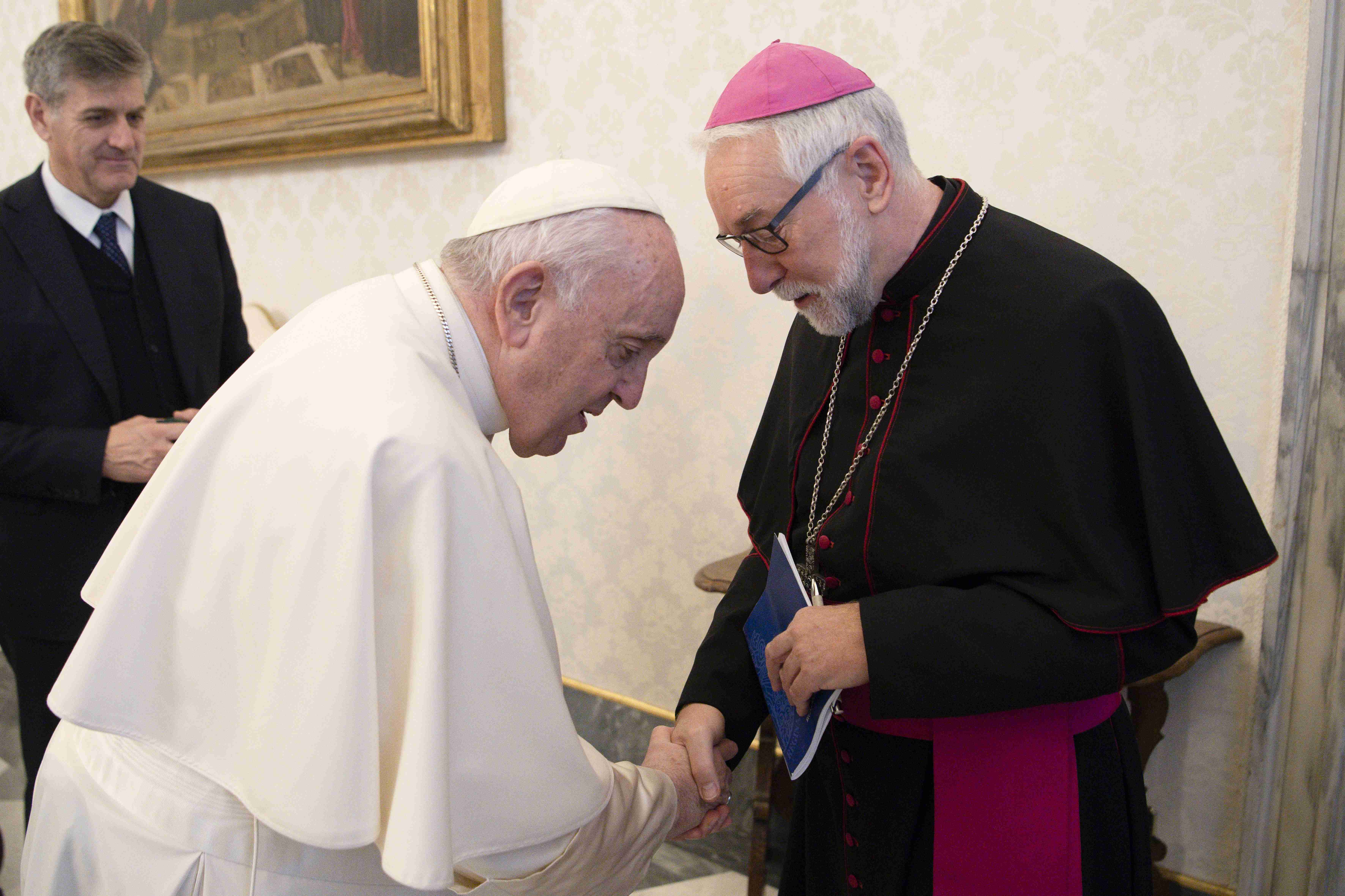 Papst Franziskus und Bischof Josef Marketz im Gespräch / Vatican Media, Divisione Produzione Fotografica Papst Franziskus und Bischof Josef Marketz im Gespräch