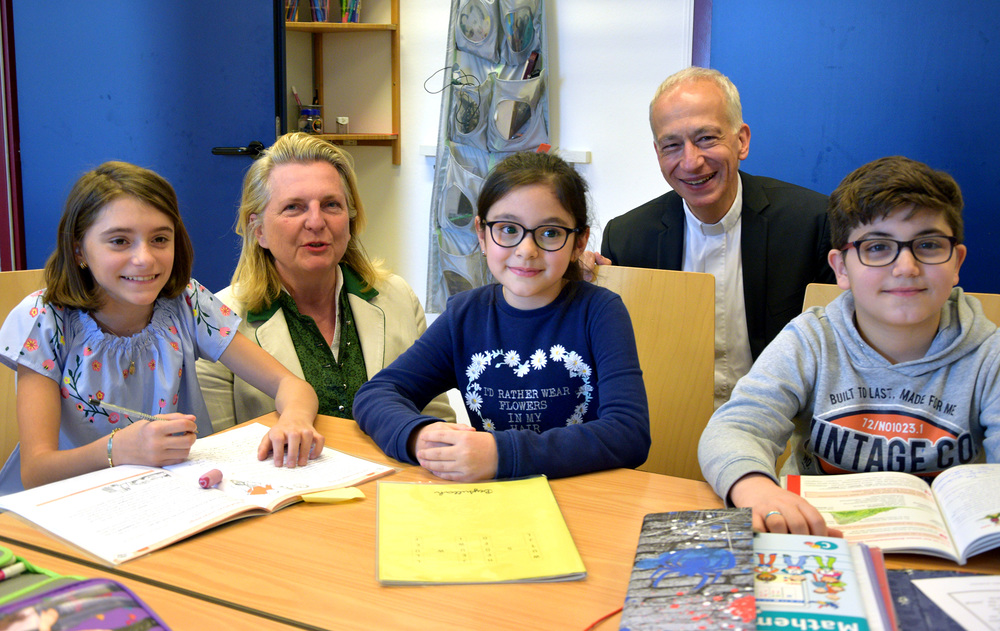 Außenministerin Kneissl und Caritas-Präsident Landau besuchen Caritas-Lerncafe / Kathpress / Henning Klingen Außenministerin Kneissl und Caritas-Präsident Landau besuchen Caritas-Lerncafe