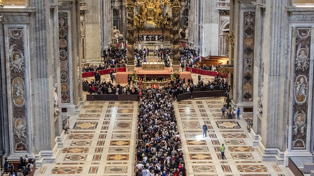 250.000 Menschen beim aufgebahrten Papst Franziskus / Alessia Giuliani/CPP/KNA 250.000 Menschen beim aufgebahrten Papst Franziskus