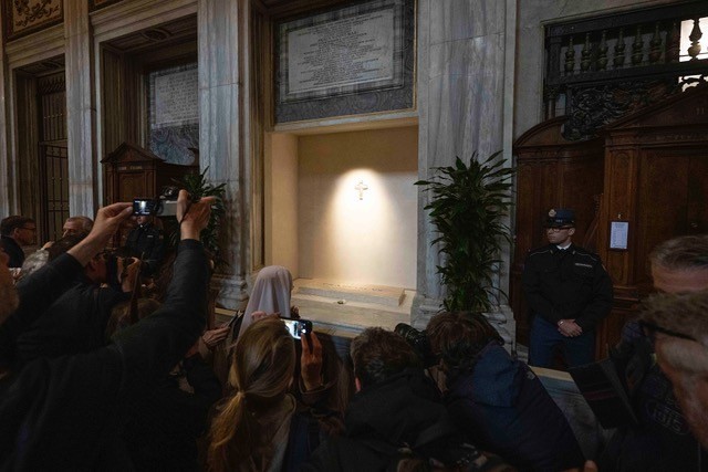 Grab von Papst Franziskus / Presseamt des Heiligen Stuhls (Holy See Press Office) Grab von Franziskus zugänglich - Trauermessen beginnen