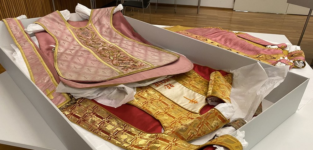 Vorarlberg: Textile Schätze nach Wasserschaden wieder restauriert / Katholische Kirche Vorarlberg / Schwald Vorarlberg: Textile Schätze nach Wasserschaden wieder restauriert