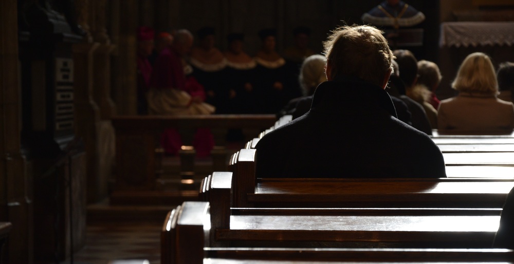 Gläubiger in Kirchenbank / Kathpress / Henning Klingen