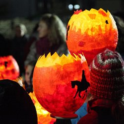 Kinder halten Laternen in den Händen.  Sankt Martins Umzug  am 10. November 2014 in Rheinbach.