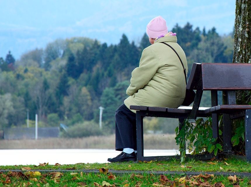 Ältere Frau auf einer Bank / pixabay / gemeinfrei Ältere Frau auf einer Bank