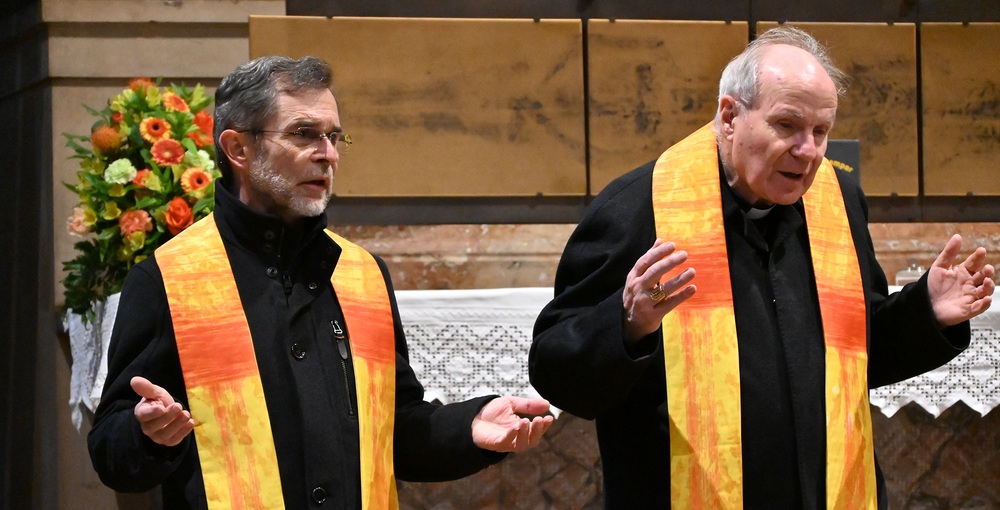 Kardinal Schönborn und Administrator Grünwidl im Gebet / Kathpress / Paul Wuthe Schönborn und Grünwidl: Gebet um neuen Erzbischof im Stephansdom
