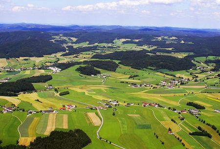 Landschaftsaufnahme aus einem Flugzeug. Wiesen, Felder und ?cker