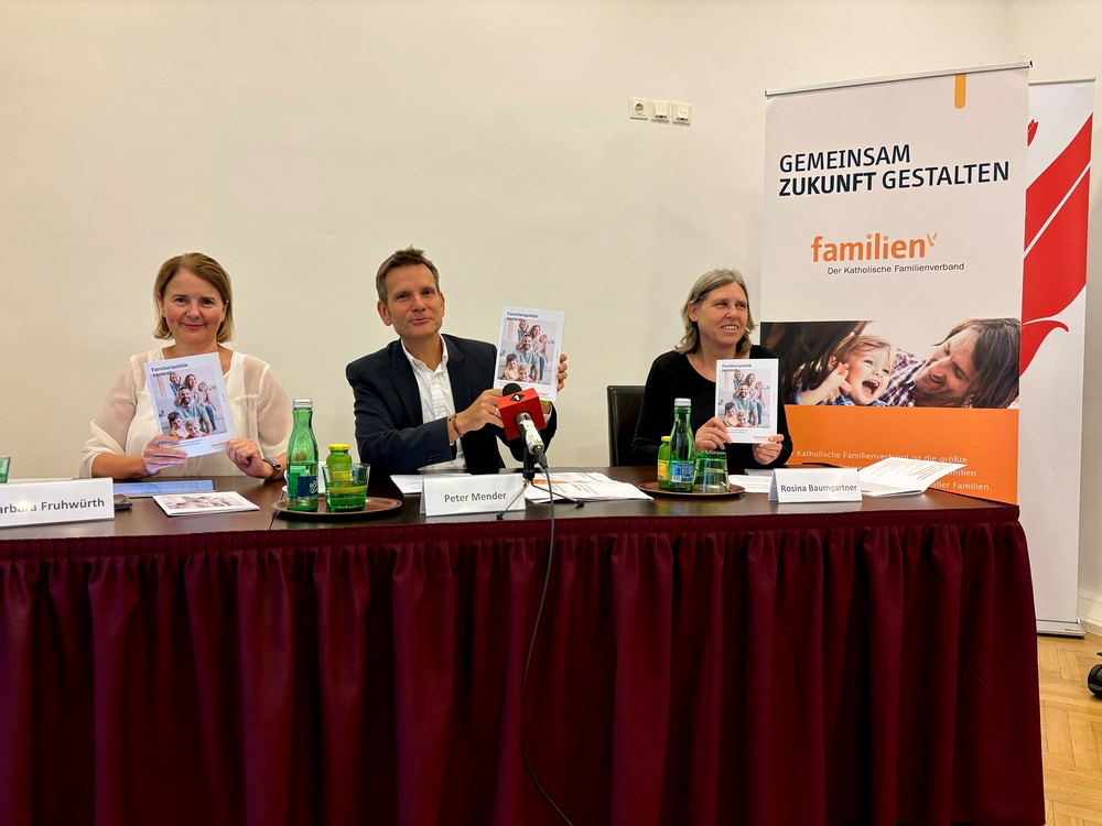 KFÖ-Vizepräsidentin Barbara Fruwürth, KFÖ-Präsident Peter Mender und KFÖ-Generalsekretärin Rosina Baumgartner