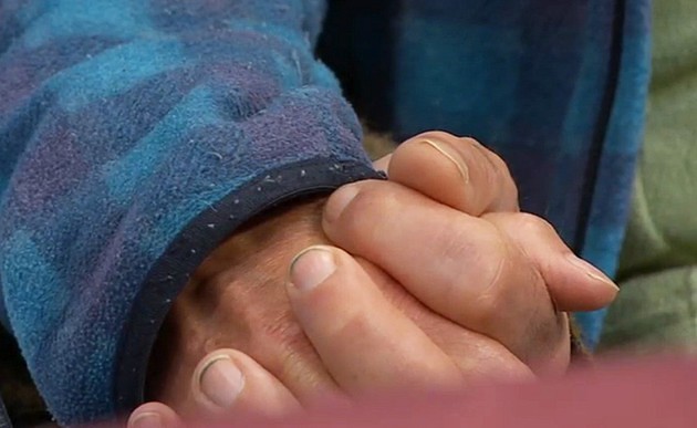 Betende Hände eines Obdachlosen / ctv