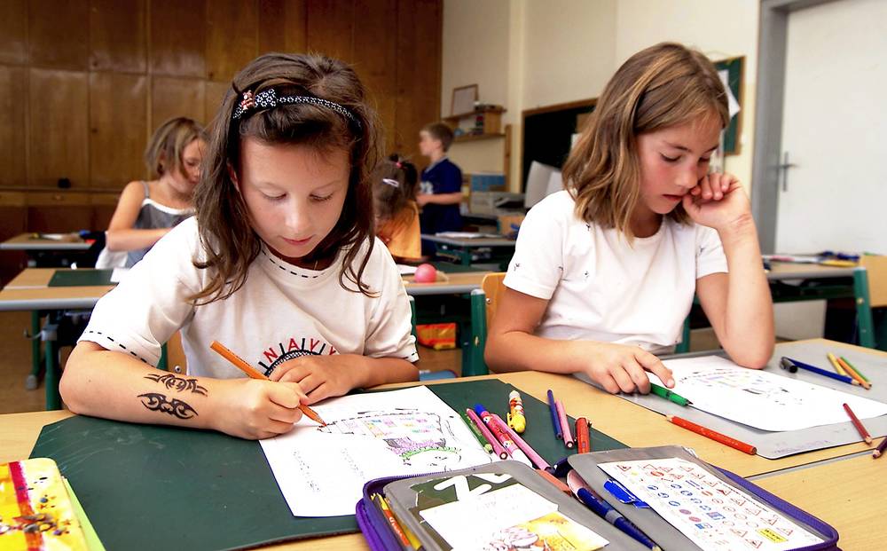 Kinder in einer Volkschule-GrundschuleSchule,Schulwesen,Menschen,Personen,Klasse,Klassengemeinschaft,Bildung,Ausbildung,Lernen,Unterricht,Kameradschaft,Volksschule,Grundschule,Schulklasse,Sch?ler,Schueler,Schuelerinnen,Sch?lerinnen,Mitarbeiten,Inte