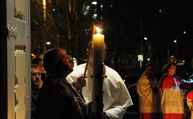 Entzündung der Osterkerze / Stift Wilten