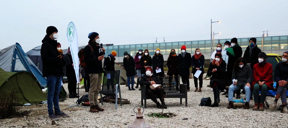 Multireligiöse 'Lichterfeier' bei der U2-Station Hausfeldstraße / Franz Helm