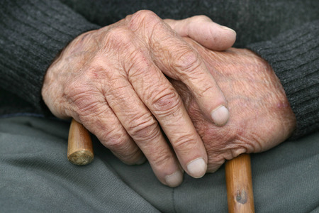 Alte Haende / Old hands [ (c) www.BilderBox.com,Erwin Wodicka,Siedlerzeile 3,A4062 Thening,Tel.+43 676 5103 678. Verwendung nur gegen HONORAR, BELEG, URHEBERVERMERK und den AGBs auf bilderbox.com ] (in an im aus als and und beim mit einen einer einem