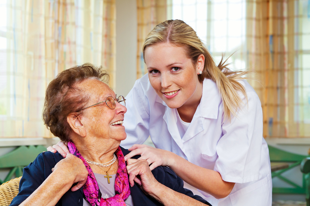 Eine Pflegerin der Hauskrankenpflege besucht eine Patienten