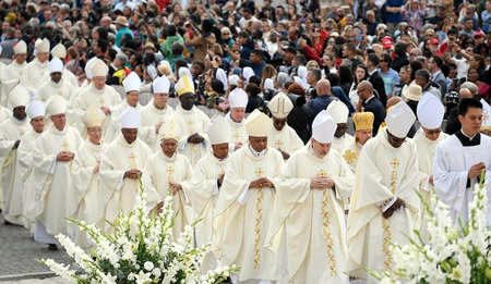 Einzug der Bischöfe beim Eröffnungsgottesdienst zur Weltsynode