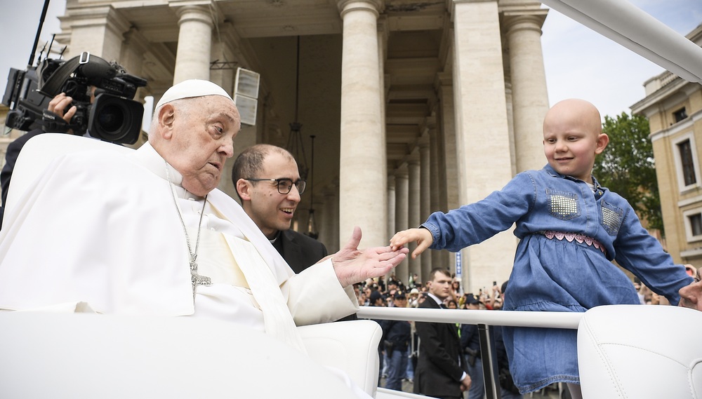 Papst Franziskus begrüßt Kind / Copyright 2025, KNA GmbH, www.kna.de, All Rights Reserved, Vatican Media Papst Franziskus begrüßt ein Mädchen ohne Haare auf dem Petersplatz im Vatikan am 20. April 2025 auf dem Weg, um den Segen 'Urbi et orbi' vom Zentralbalkon des Petersdoms zu spenden.