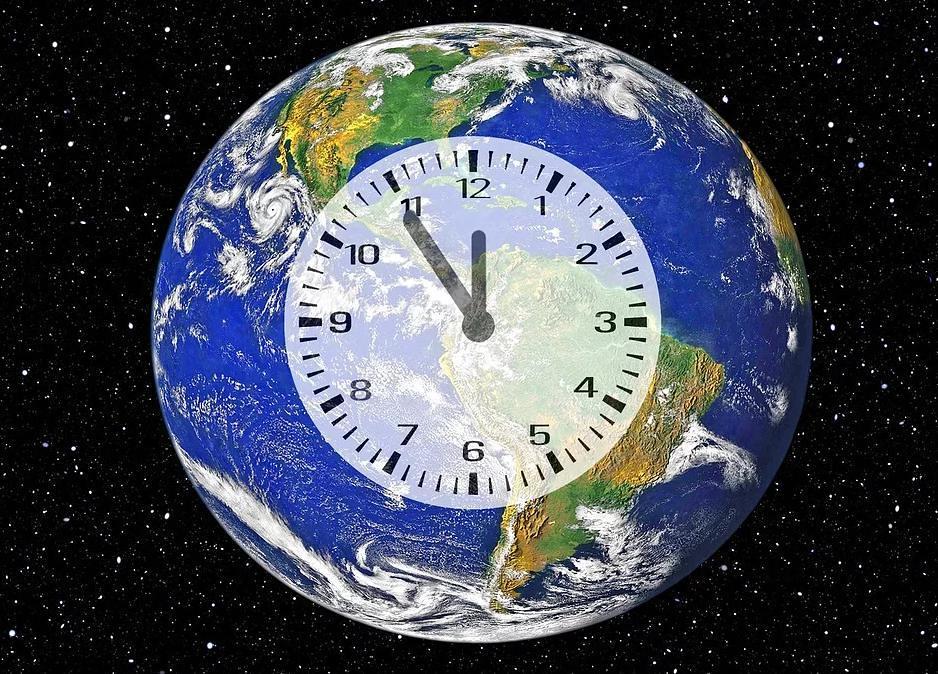 Erdkugel mit Uhr '5 vor 12' / pixabay.com / CC0 Public Domain