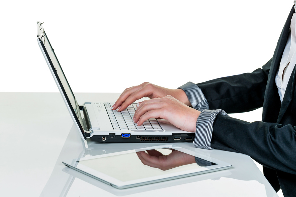 Frau im Büro mit Laptop Com puter / Erwin Wodicka - wodicka@aon.at St. Pölten: Katholisches Bildungswerk startet in neue Ära