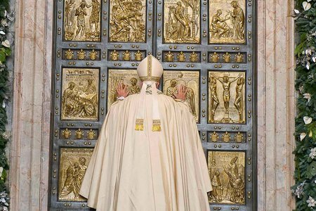 Eröffnung Heiliges Jahr / © 2015 KNA, www.kna-bild.de - Nutzungsrechte vorbehalten., Osservatore Romano Eröffnung des Heiligen Jahres der Barmherzigkeit durch Papst Franziskus am 8. Dezember 2015 im Vatikan. Bild: Papst Franziskus öffnet die Heilige Pforte im Petersdom.