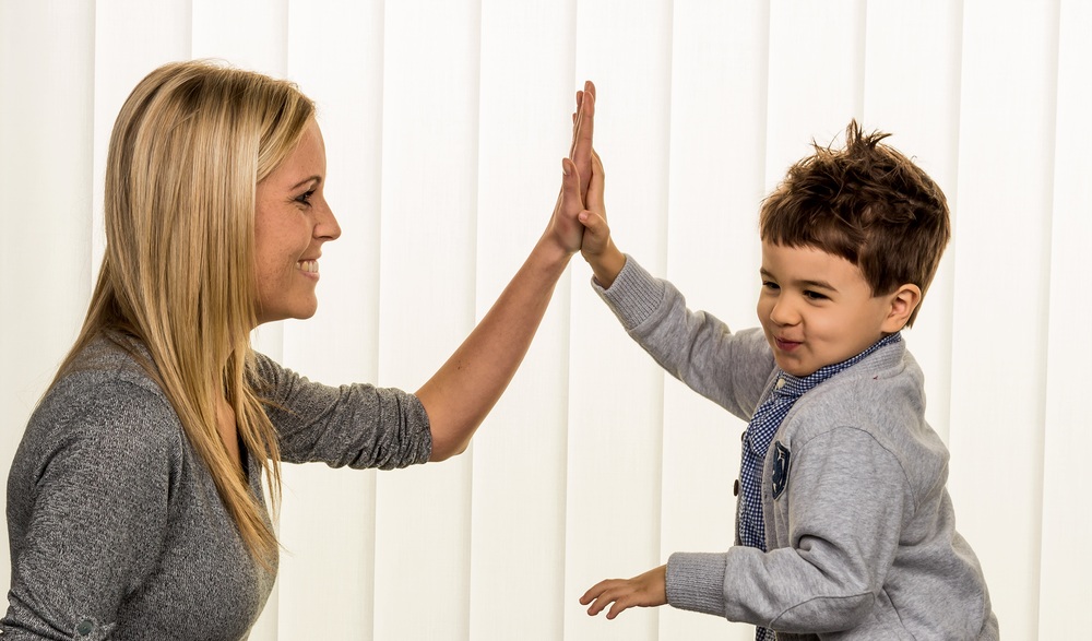 Mutter und Sohn, Symbol für Liebe, Spaß, Kindheit, Glück