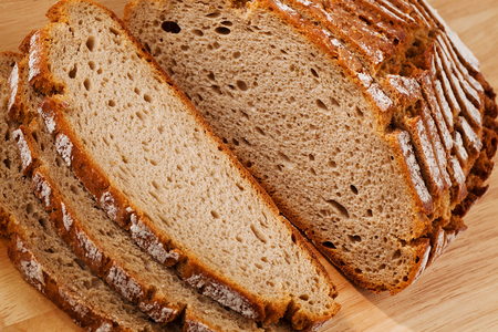 Mehrere Schnitten aus dunklem Brot liegen nebeneinander. Gesunde Ern?hrung.