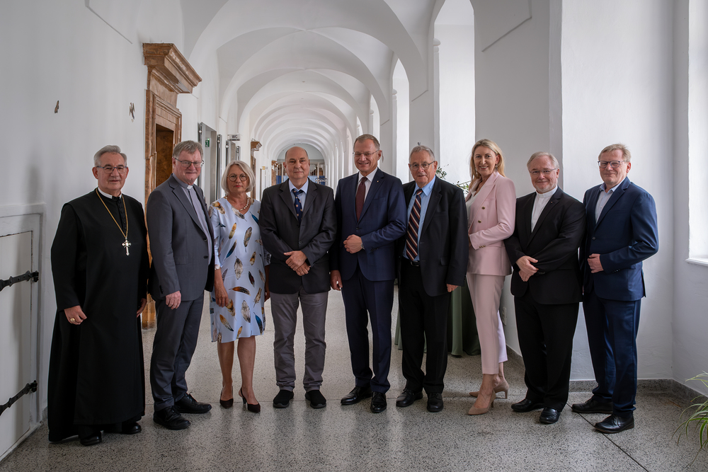 v.l.: Abt Ambros Ebhart, Bischof Manfred Scheuer, Superintendentialkuratorin Renate Bauinger, Superintendent Gerold Lehner, Landeshauptmann Thomas Stelzer, Moderator Helmut Obermayr, Hermine Eder (KU Linz), Generalvikar Severin Lederhilger, Christoph